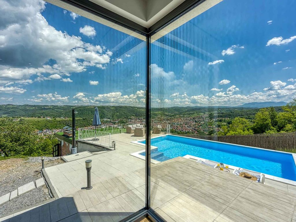 Villa mit Pool und schöner Aussicht in abgeschiedener Lage