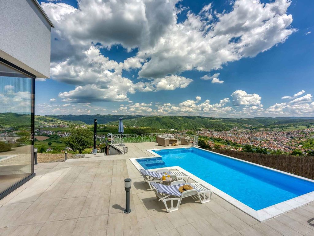Villa mit Pool und schöner Aussicht in abgeschiedener Lage