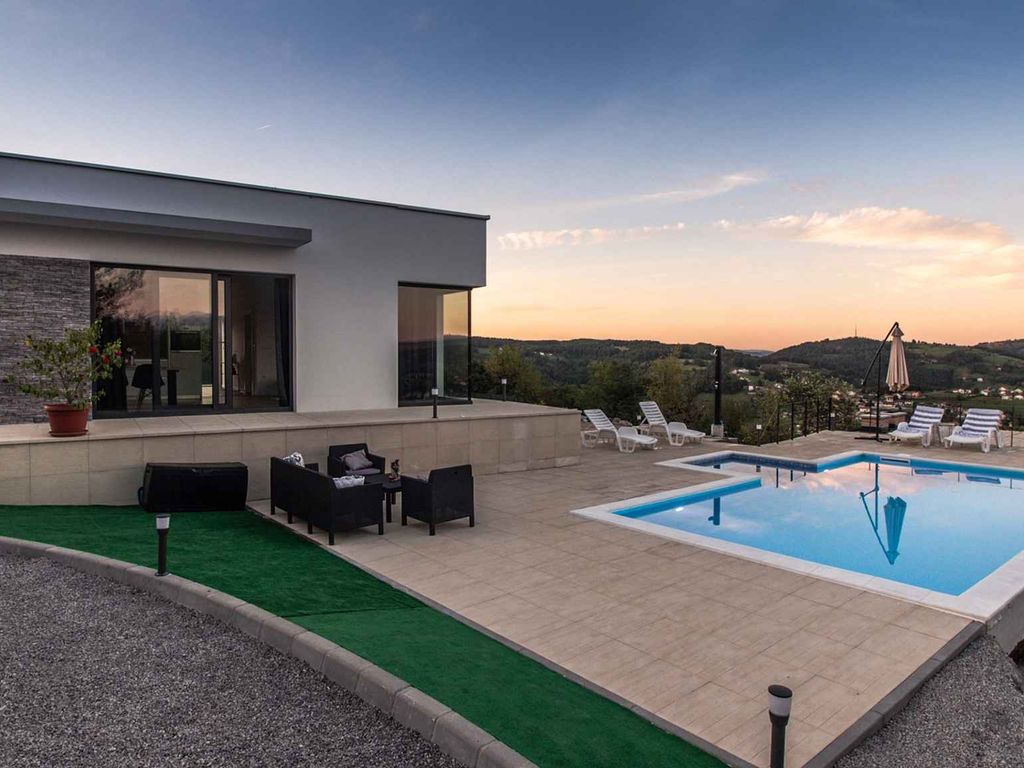 Villa mit Pool und schöner Aussicht in abgeschiedener Lage