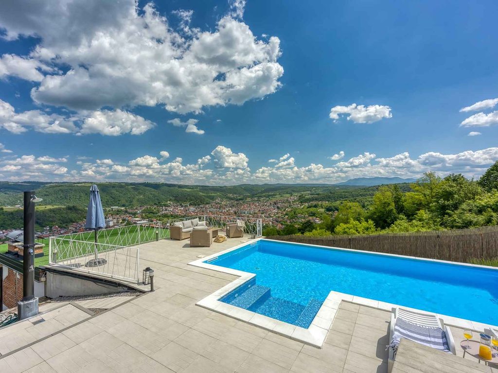 Villa mit Pool und schöner Aussicht in abgeschiedener Lage