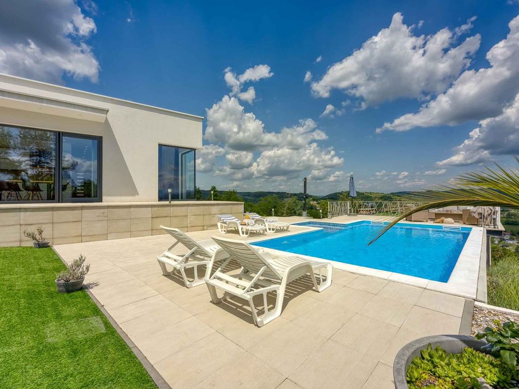 Villa mit Pool und schöner Aussicht in abgeschiedener Lage