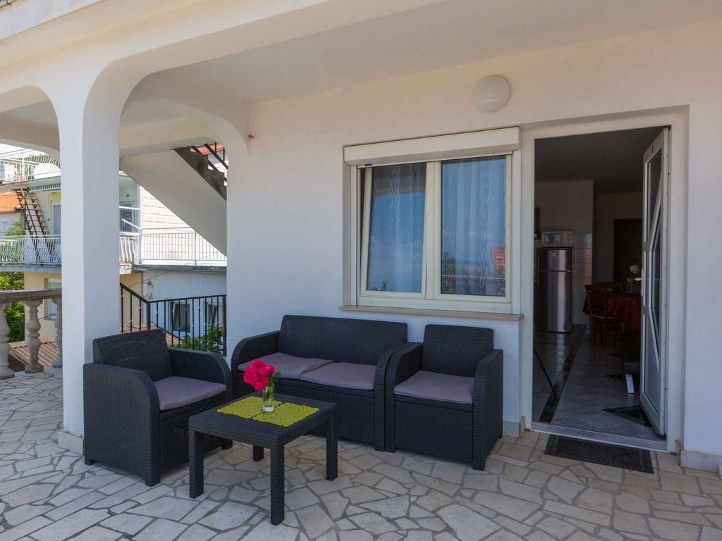 Ferienwohnung mit Pool und Meerblick
