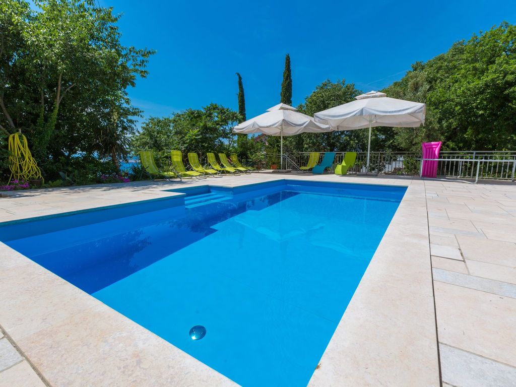 Ferienwohnung mit Pool und Meerblick