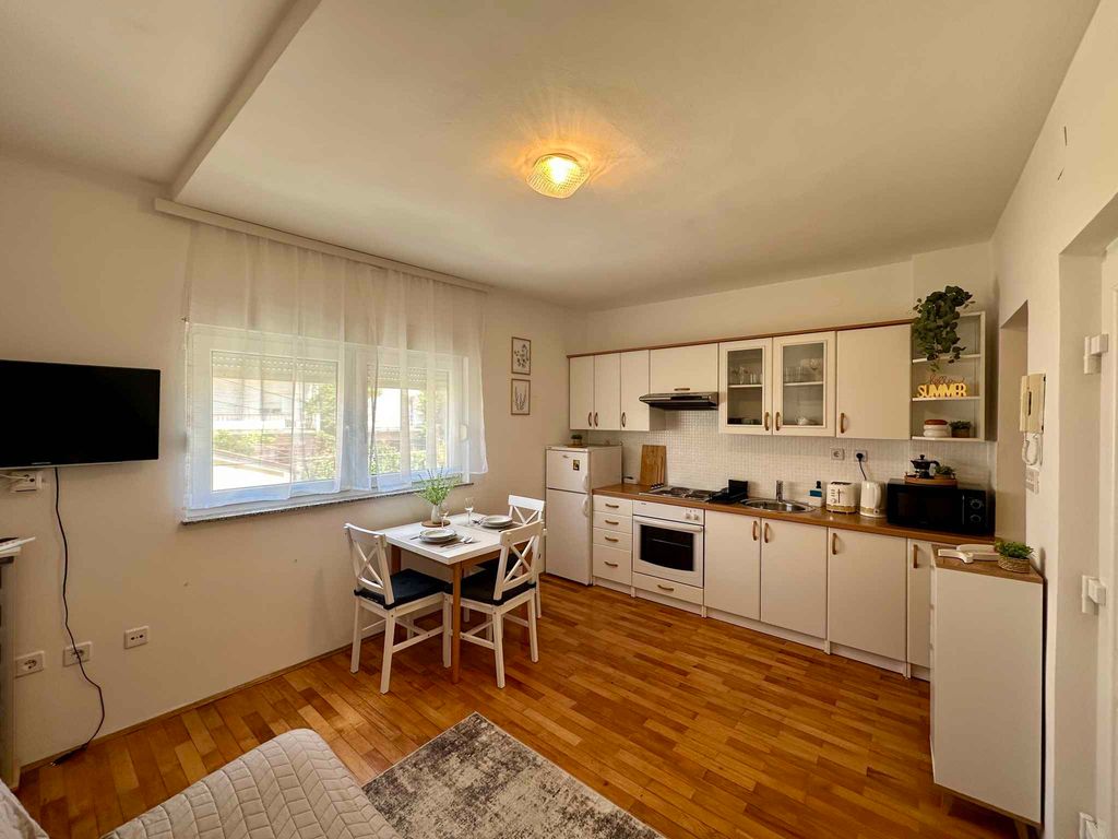 Ferienwohnung angenehm und schön eingerichtet, erste Reihe zum Meer