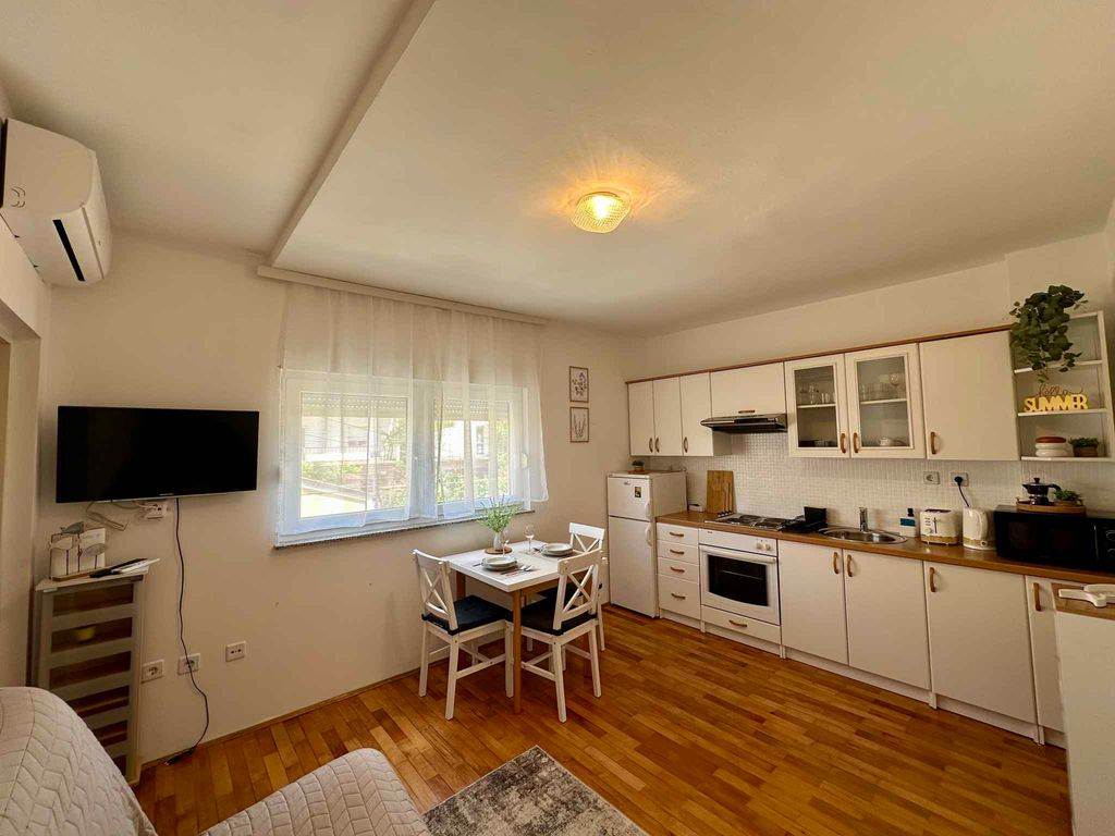 Ferienwohnung angenehm und schön eingerichtet, erste Reihe zum Meer