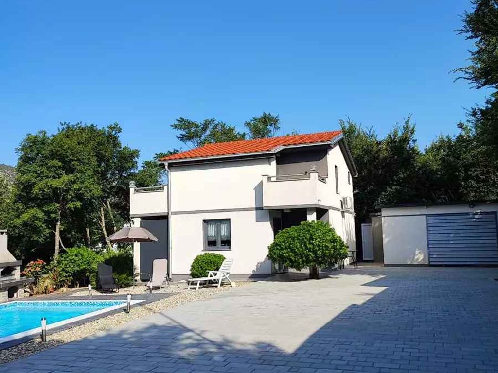 Ferienhaus mit Pool und Garten