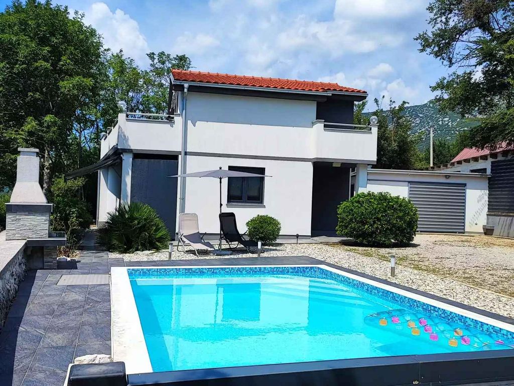 Ferienhaus mit Pool und Garten
