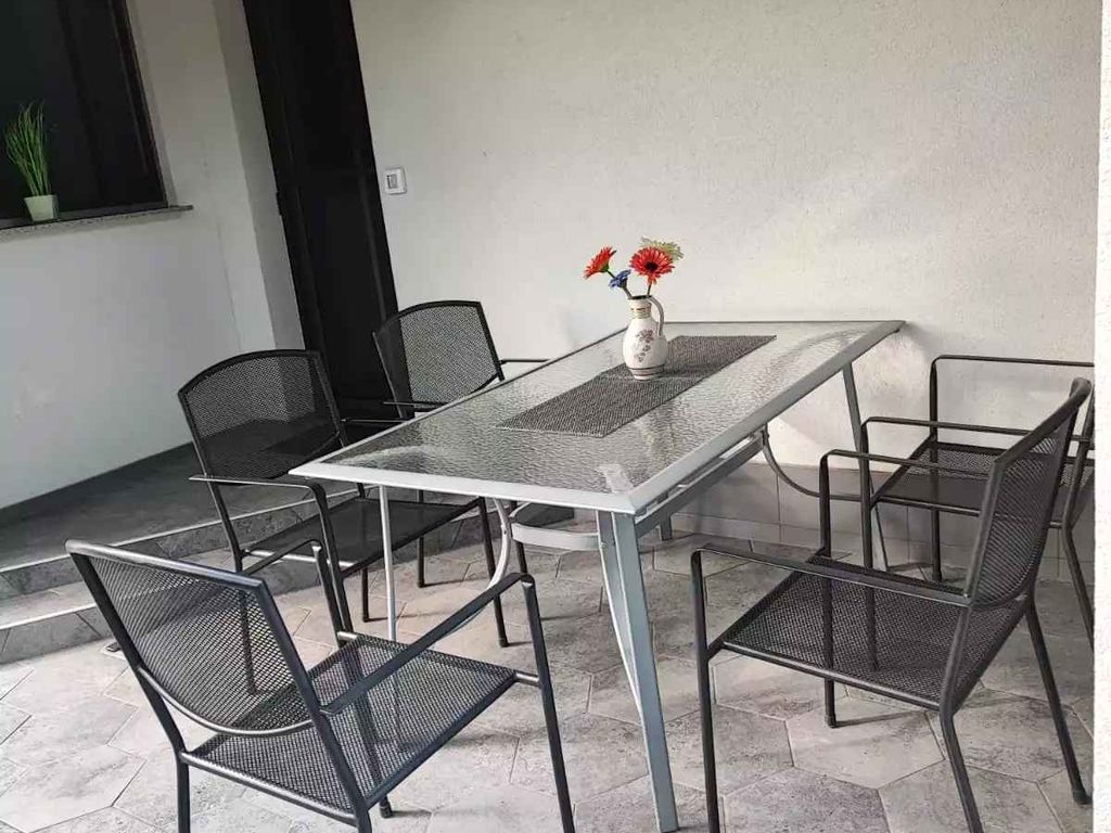 Ferienhaus mit Pool und Garten