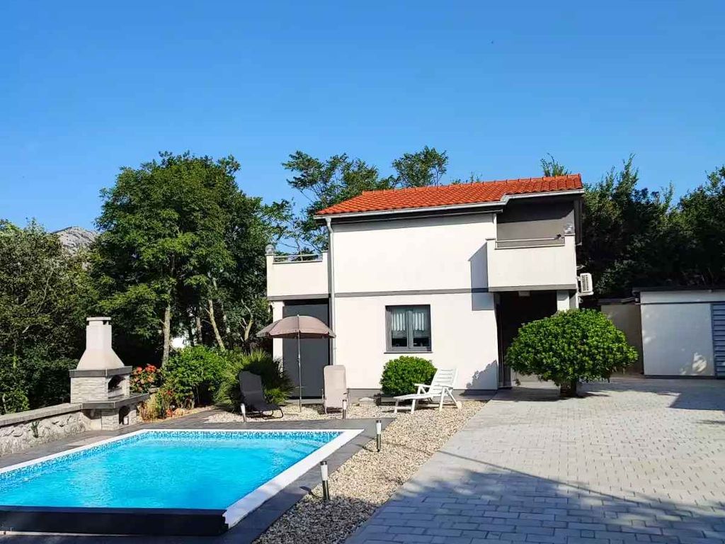 Ferienhaus mit Pool und Garten