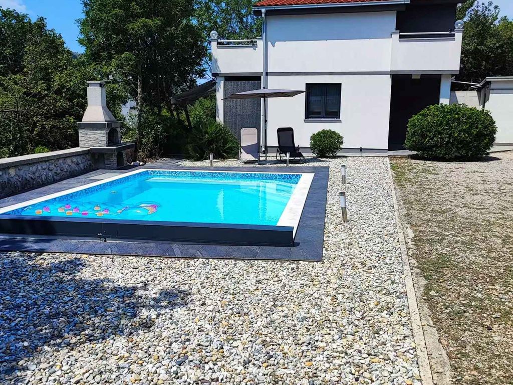 Ferienhaus mit Pool und Garten