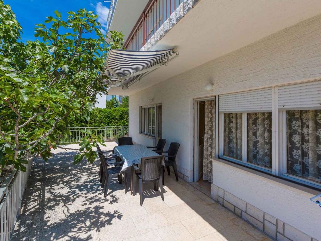 Ferienwohnung mit WLAN, Klimaanlage und großer Terrasse