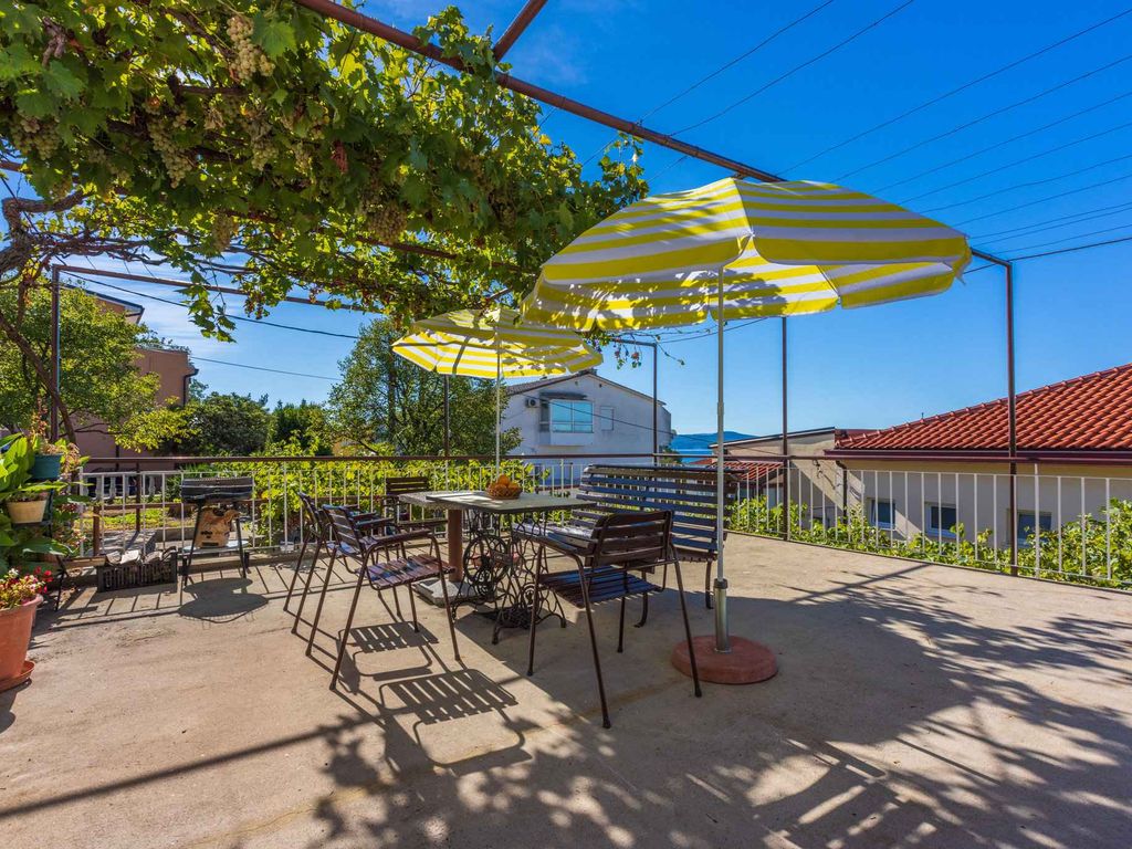 Ferienwohnung mit Terrasse, Klimaanlage und Meerblick