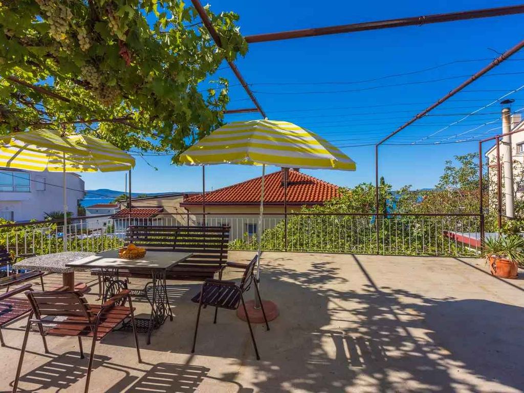Ferienwohnung mit Terrasse, Klimaanlage und Meerblick