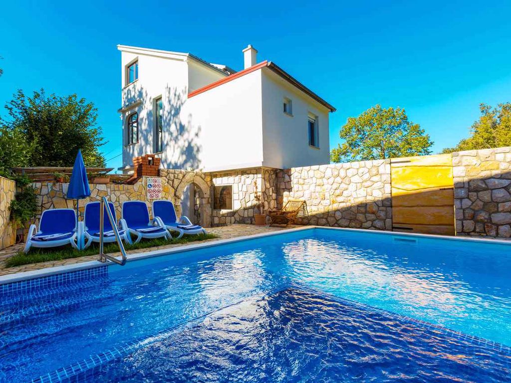 Ferienwohnung mit Pool und Garten