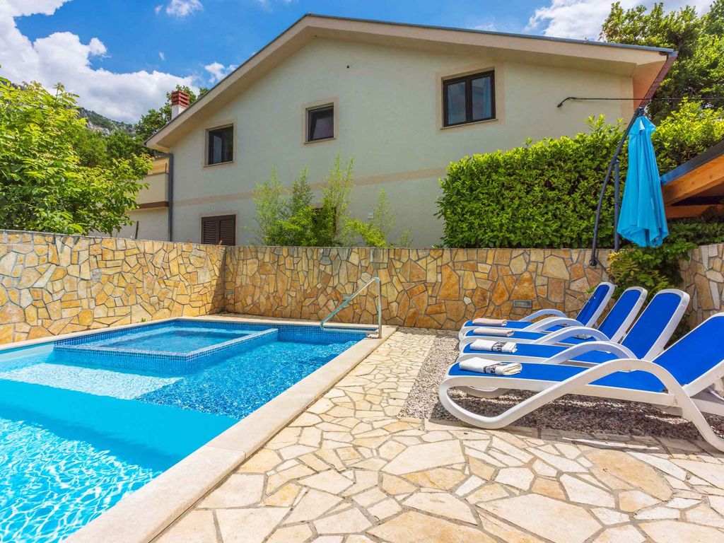 Ferienwohnung mit Pool und Garten