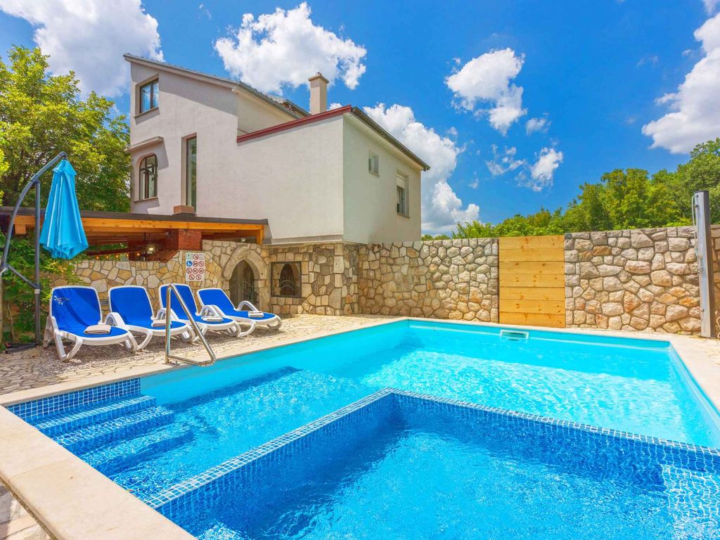 Ferienwohnung mit Pool und Garten