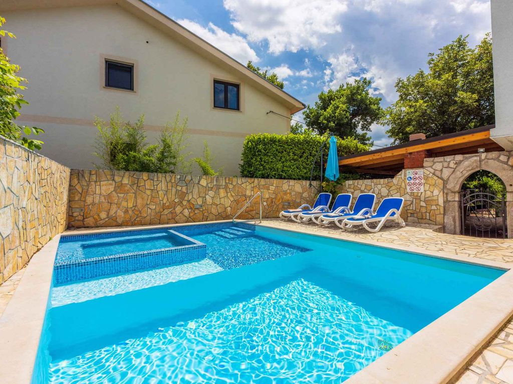 Ferienwohnung mit Pool und Garten