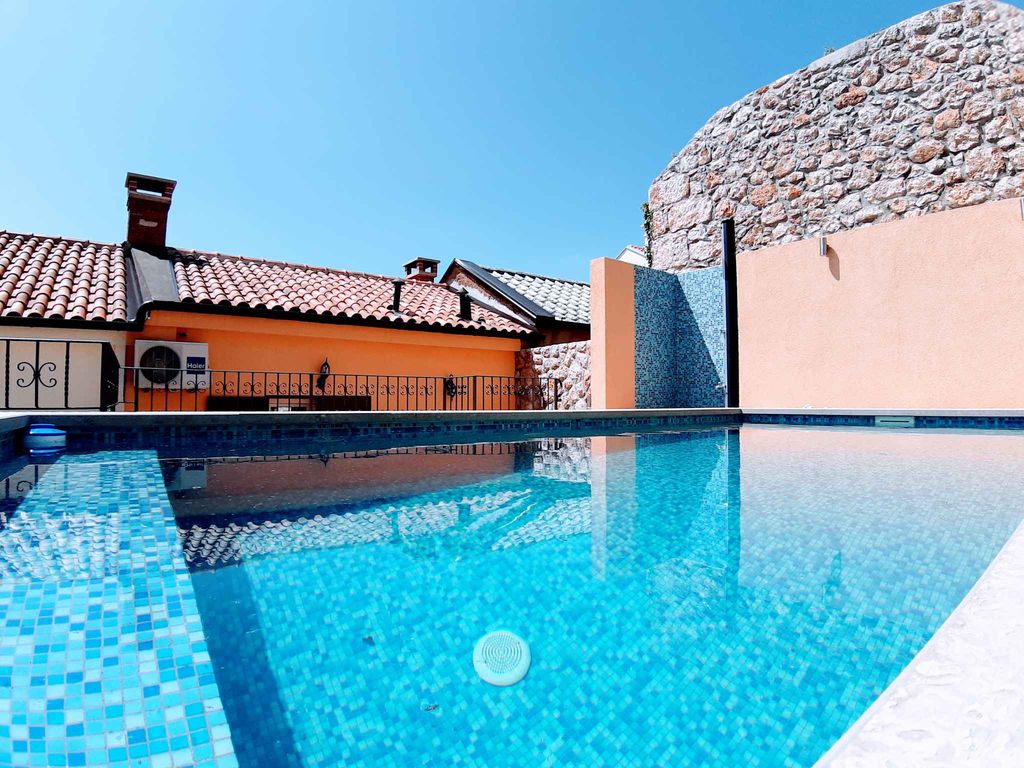 Ferienhaus mit Schwimmbad, Sauna und Klimaanlage