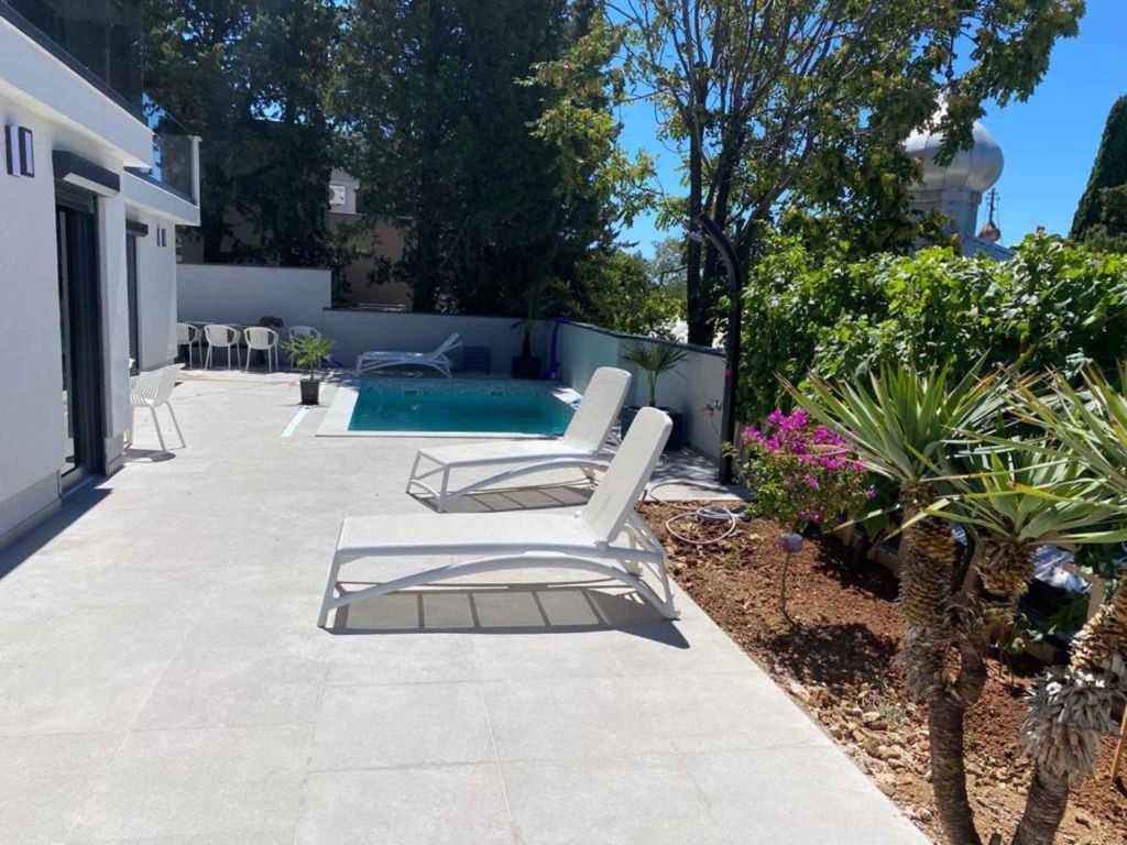 Ferienwohnung mit Meerblick und Pool