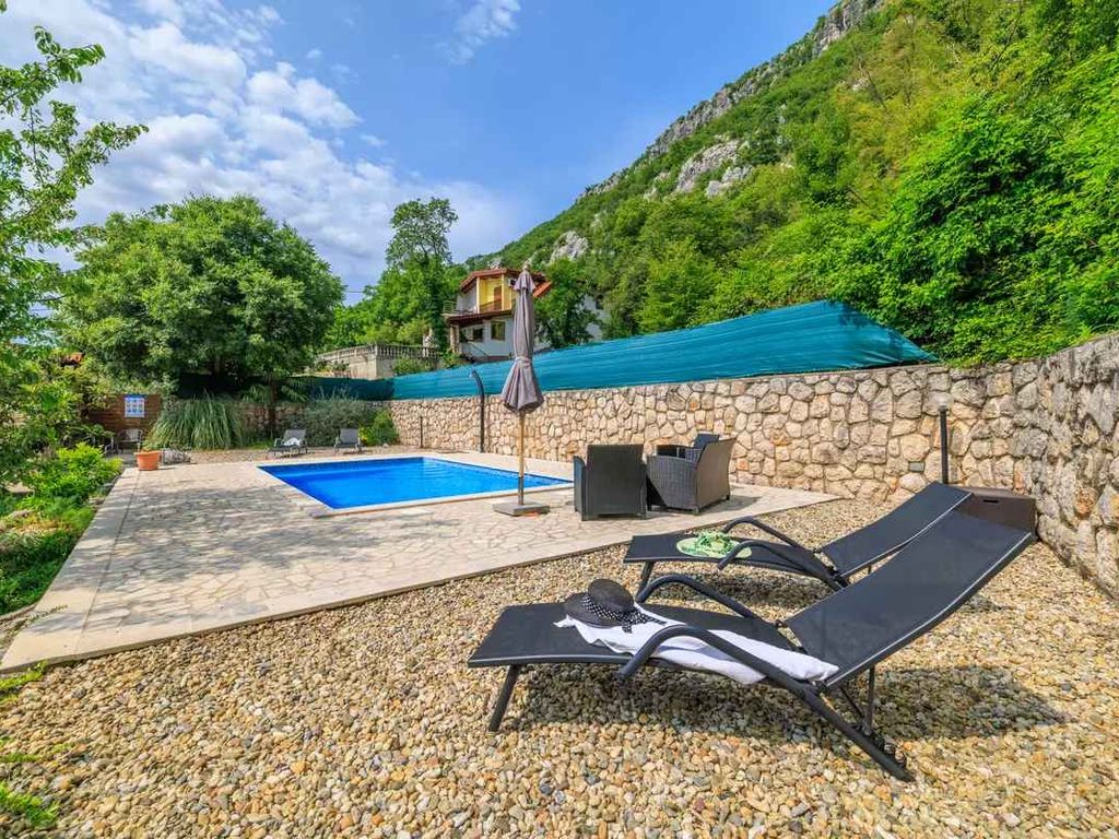 Ferienhaus mit Pool und Klimaanlage