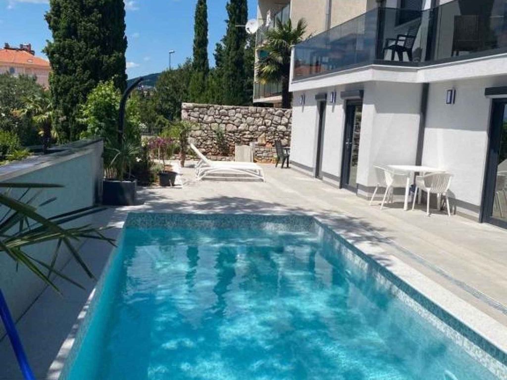Ferienwohnung mit Meerblick und Pool