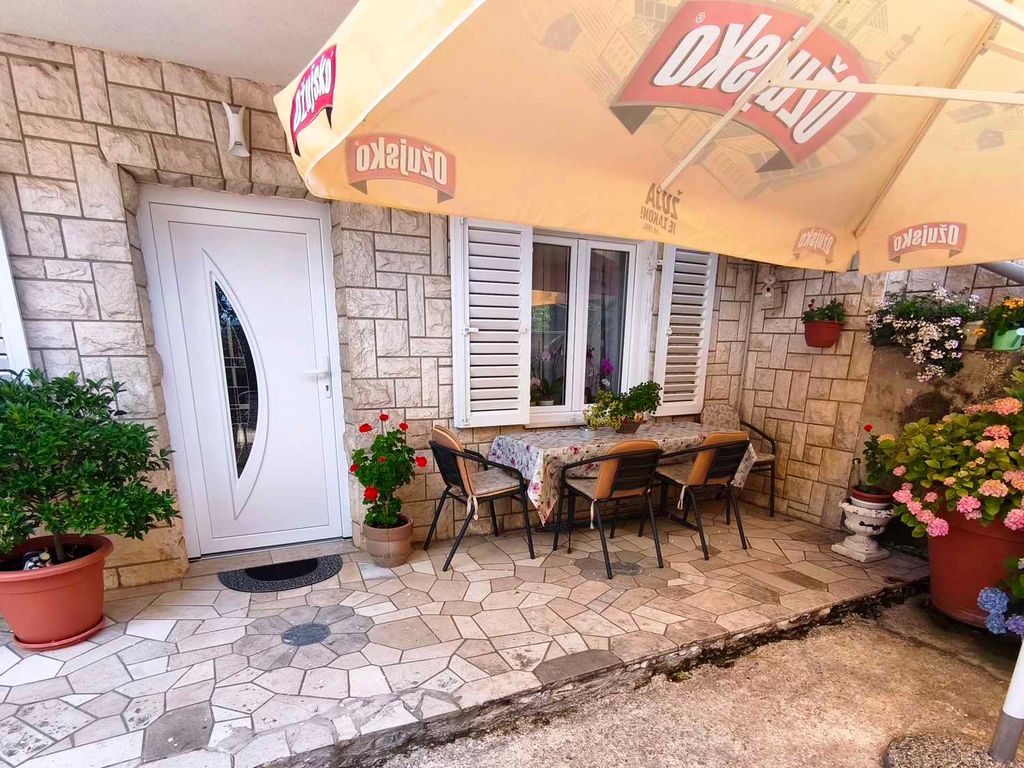 Ferienwohnung mit Klimaanlage, Terrasse und zwei Schlafzimmern