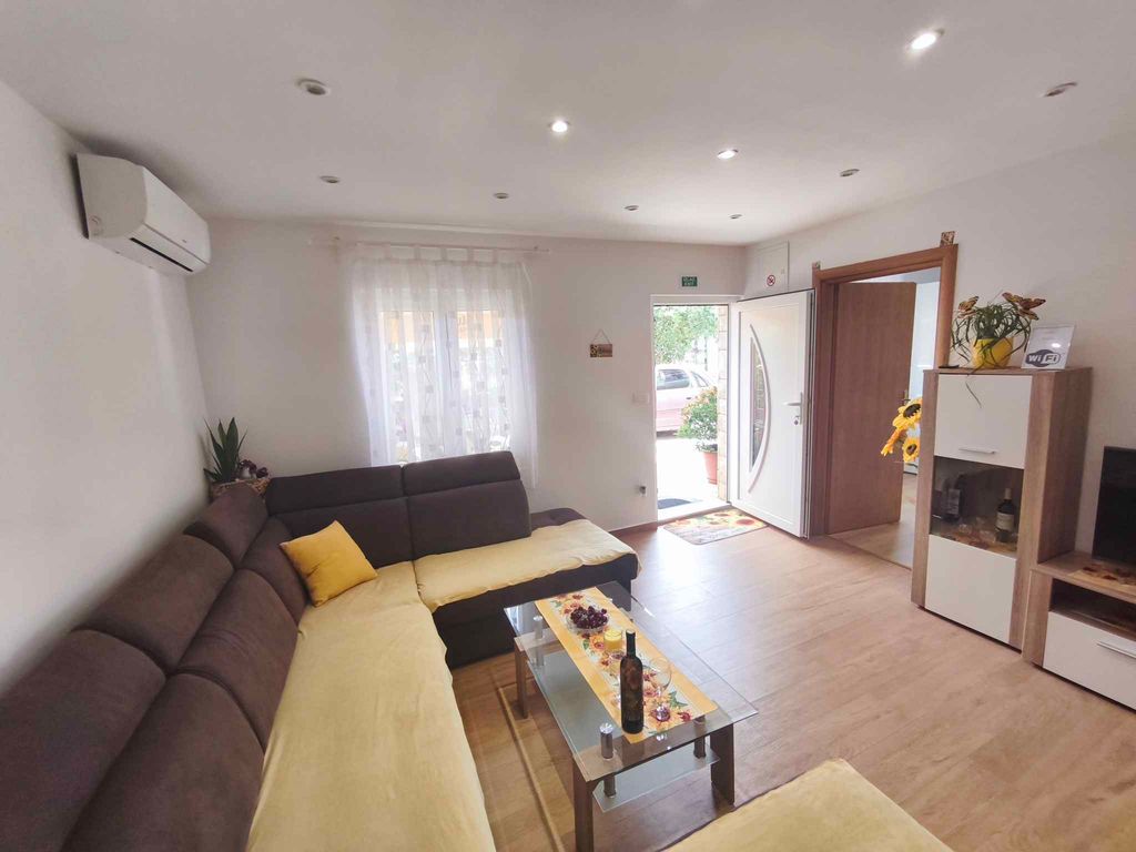 Ferienwohnung mit Klimaanlage, Terrasse und zwei Schlafzimmern