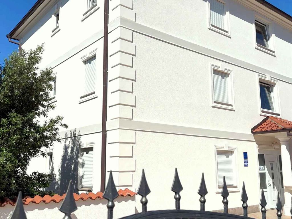 Ferienwohnung Mit Meerblick und Pool