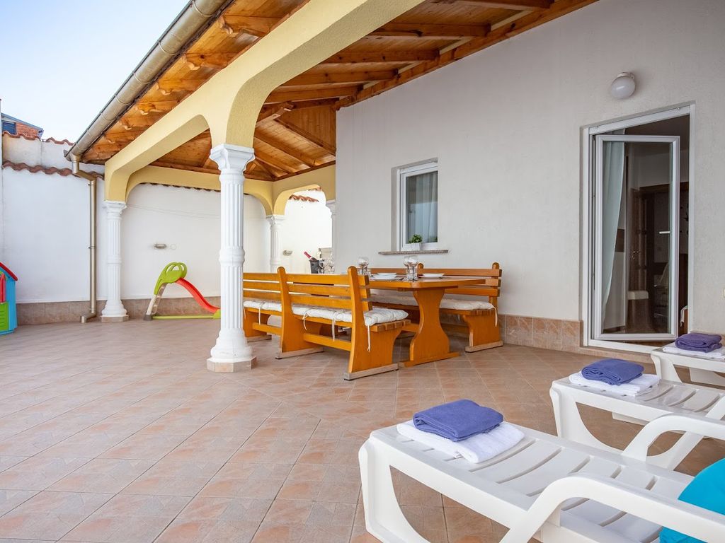 Ferienwohnung Mit Meerblick und Pool