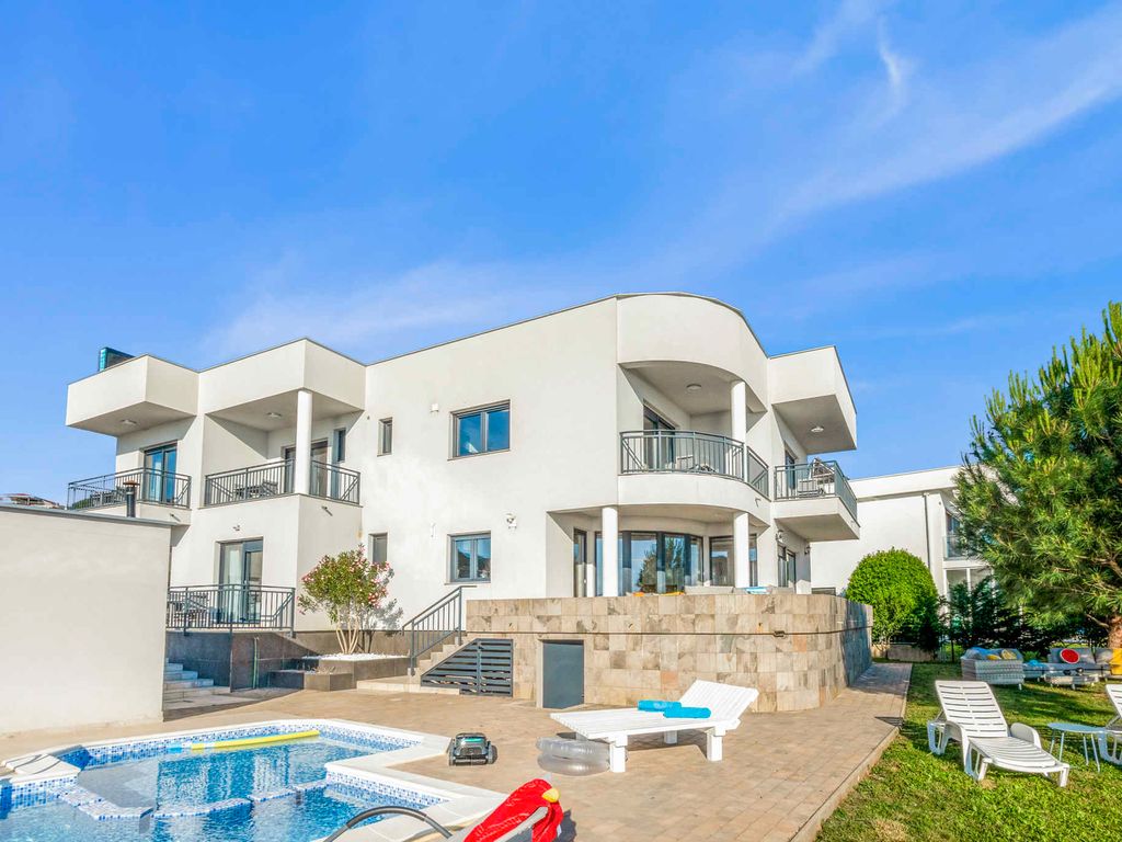 Ferienhaus mit 10 Schlafzimmern, Meerblick und Pool