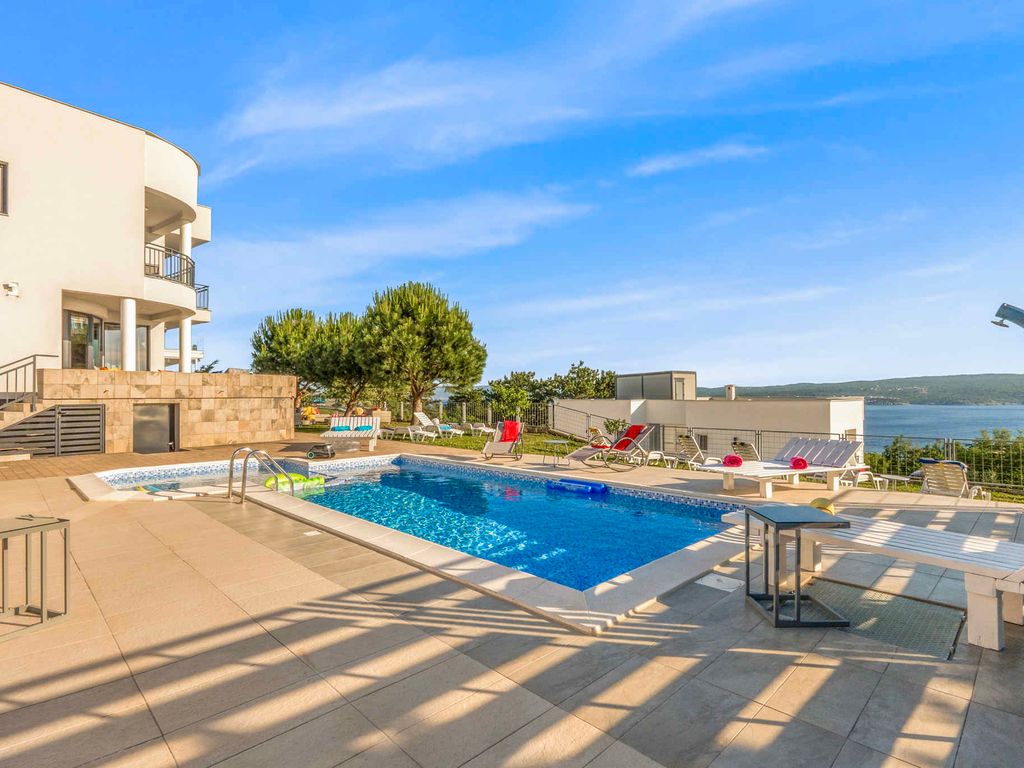 Ferienhaus mit 10 Schlafzimmern, Meerblick und Pool