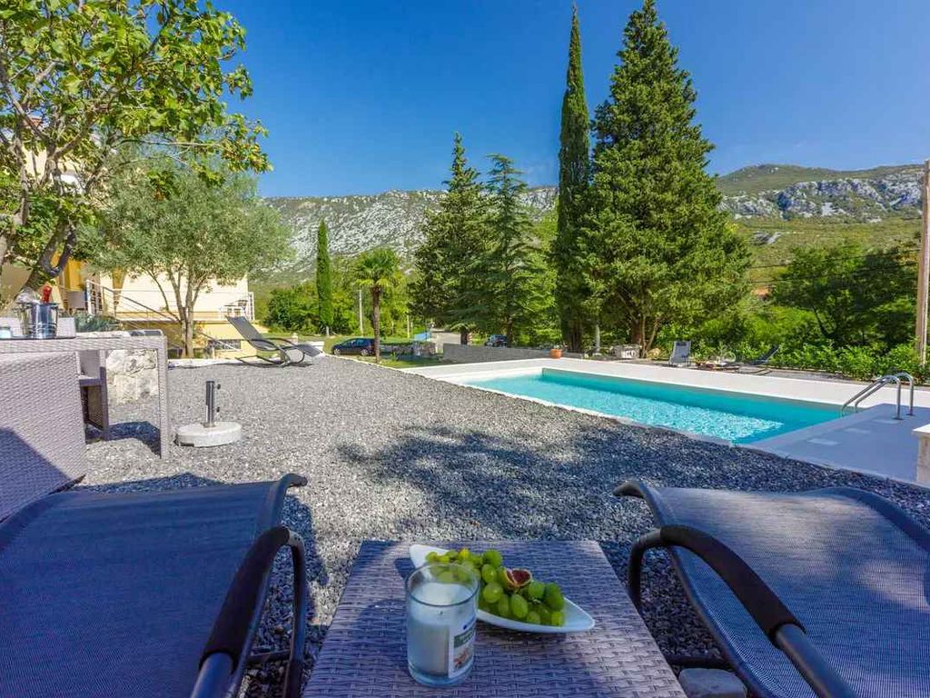Ferienwohnung mit Pool in idyllischer Umgebung