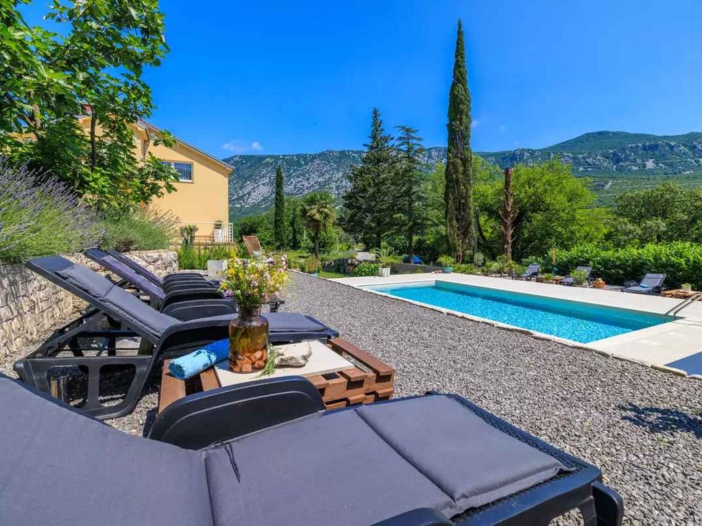Ferienwohnung mit Pool in idyllischer Umgebung