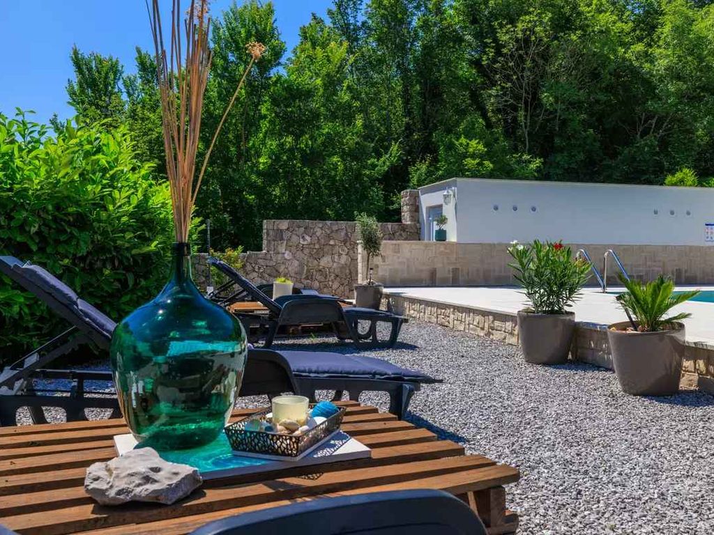 Ferienwohnung mit Pool in idyllischer Umgebung