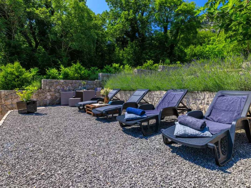 Ferienwohnung mit Pool in idyllischer Umgebung