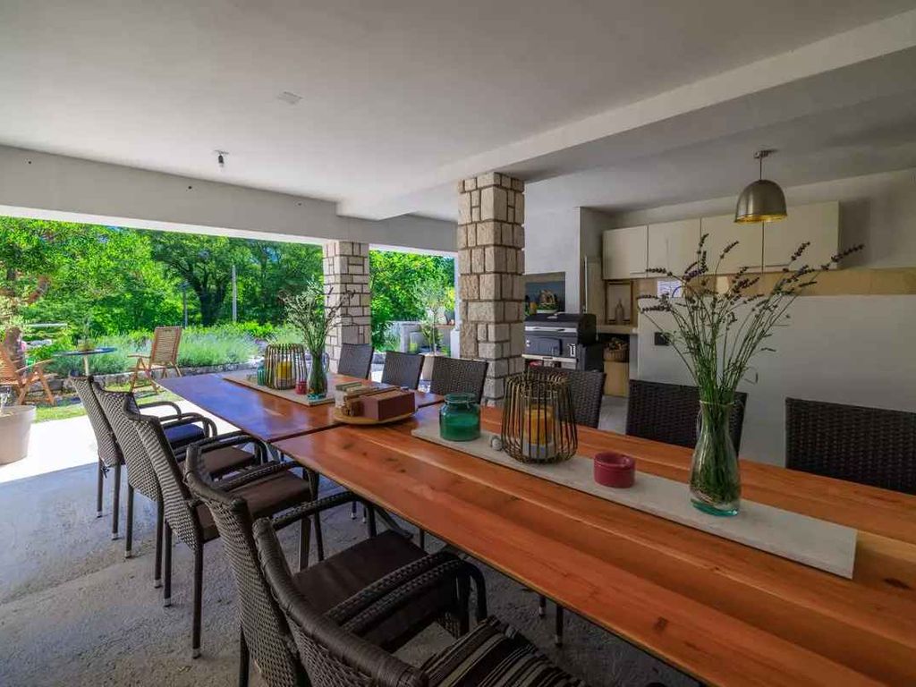 Ferienwohnung mit Pool in idyllischer Umgebung