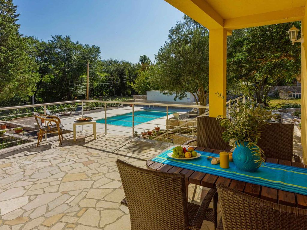 Ferienwohnung mit Pool in idyllischer Umgebung