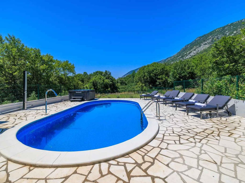 Ferienhaus mit Pool und Klimaanlage
