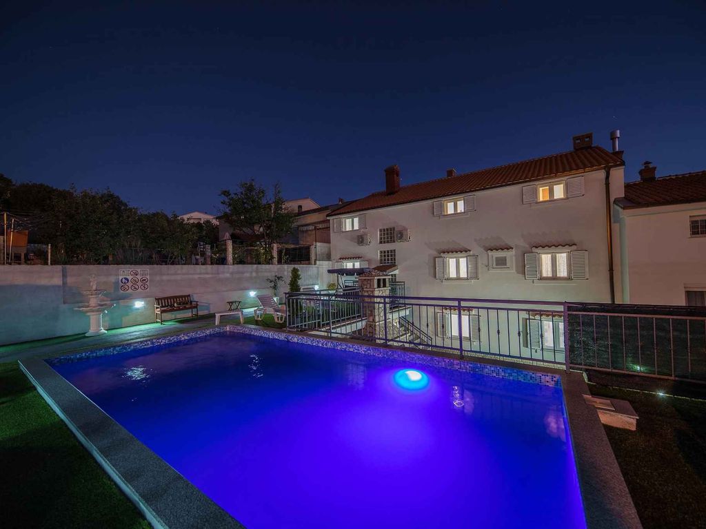 Ferienwohnung mit Außenpool und Grill
