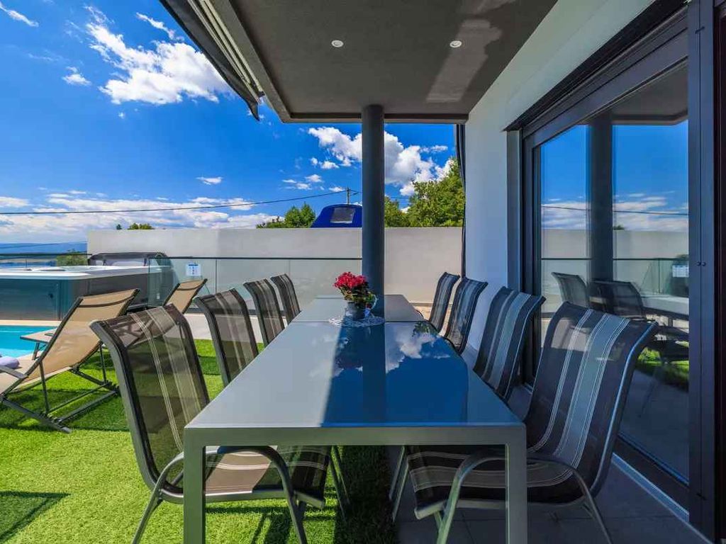 Ferienhaus mit Pool und Meerblick