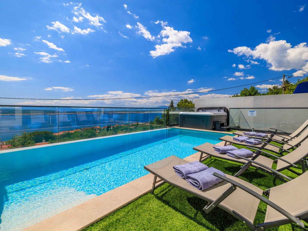 Ferienhaus mit Pool und Meerblick