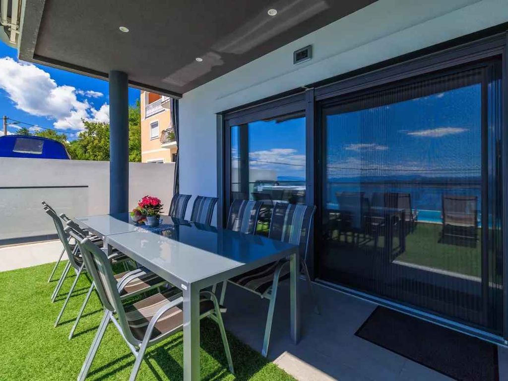 Ferienhaus mit Pool und Meerblick