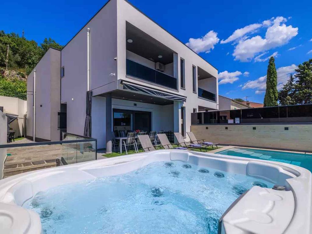 Ferienhaus mit Pool und Meerblick