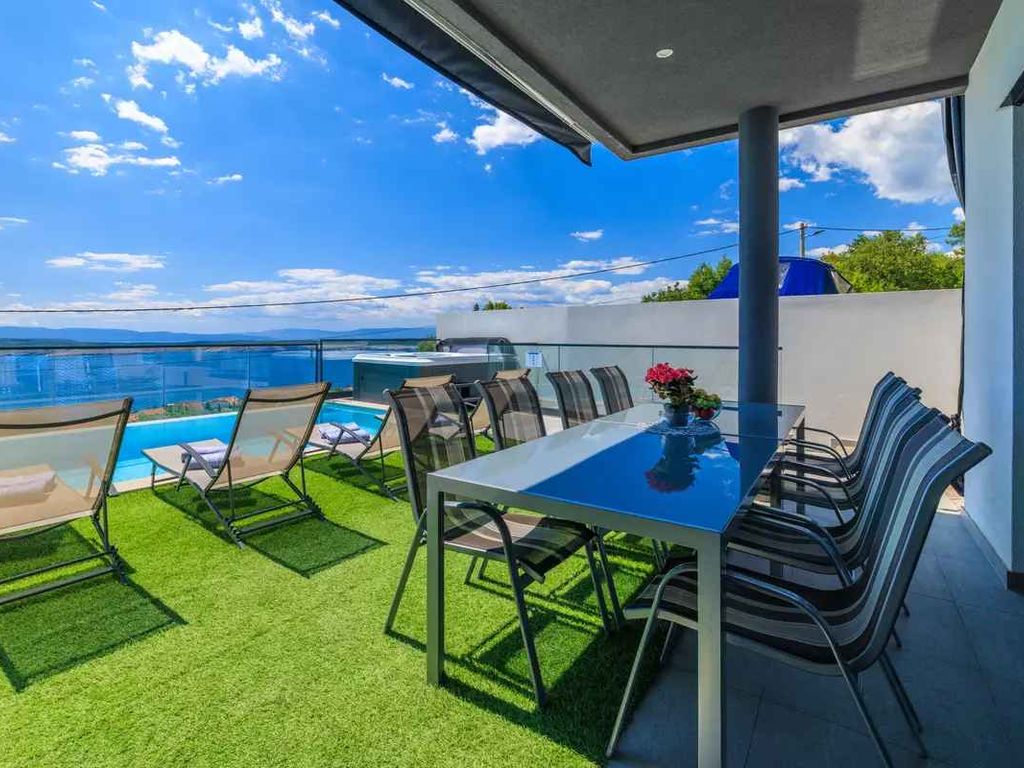 Ferienhaus mit Pool und Meerblick