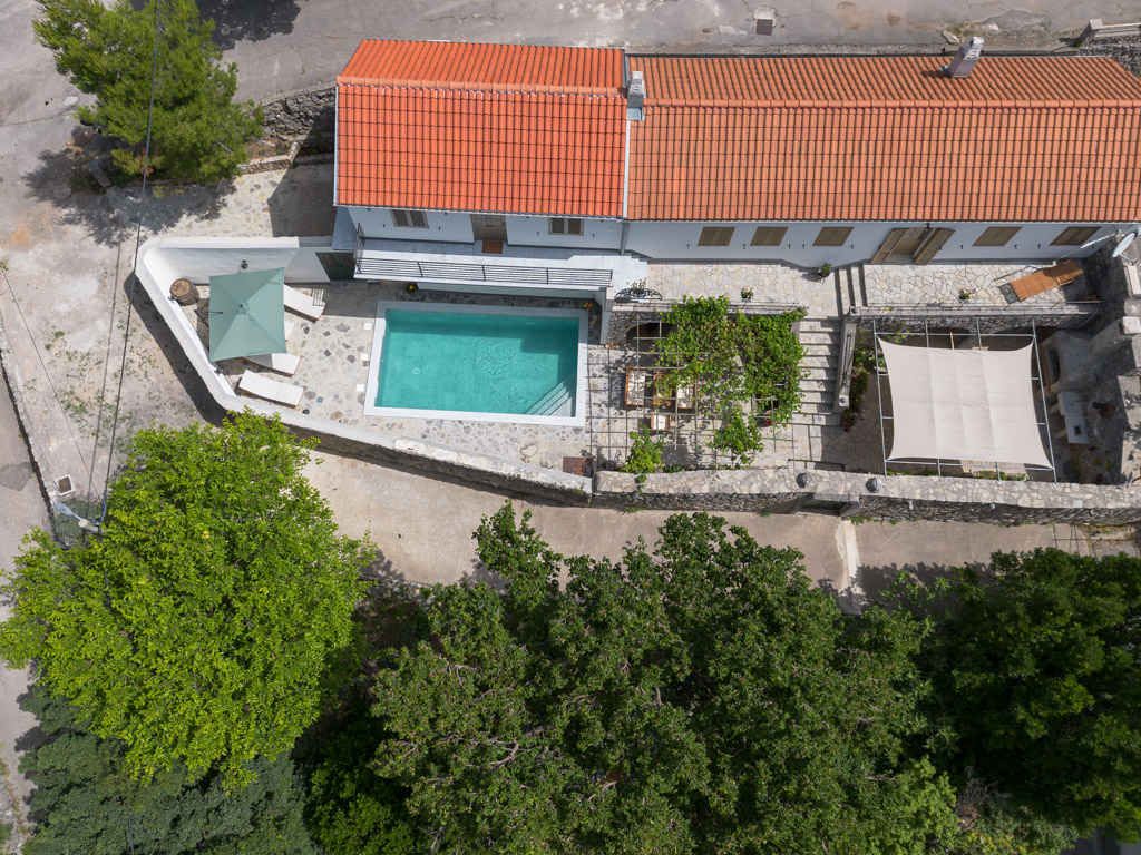 Ferienhaus mit Pool und Grill