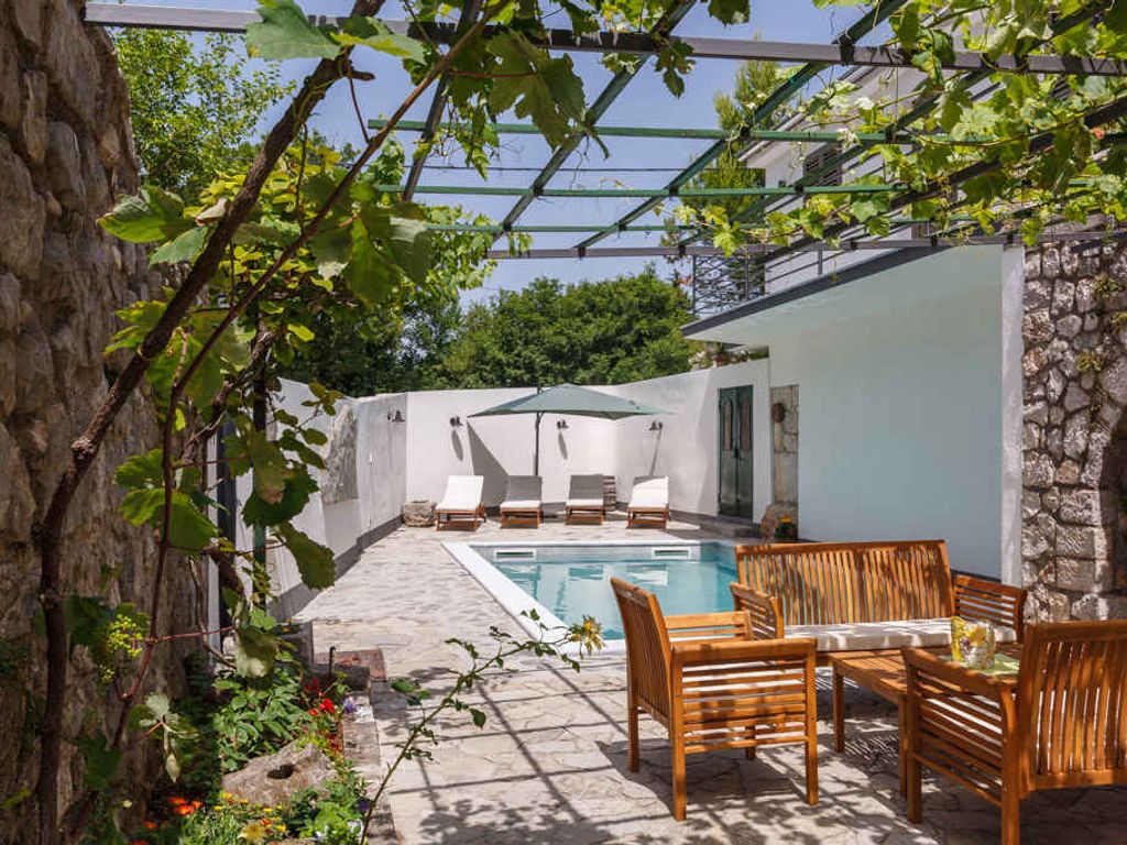 Ferienhaus mit Pool und Grill