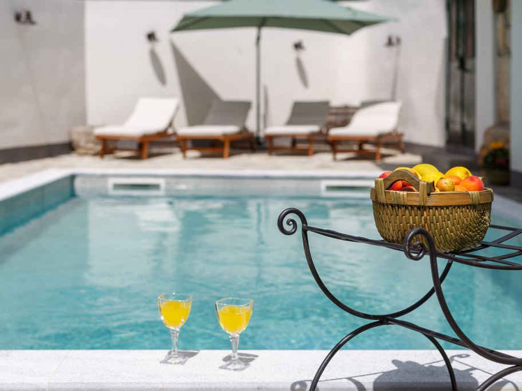 Ferienhaus mit Pool und Grill