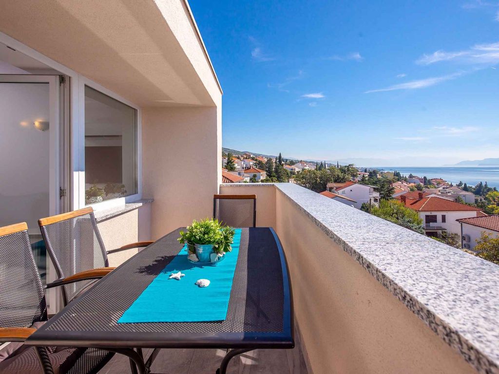 Ferienwohnung modern eingerichtet mit Meerblick und Pool