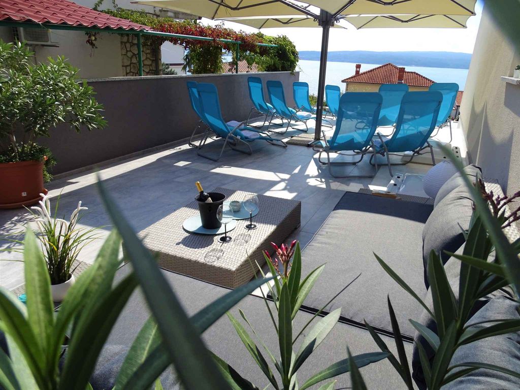 Ferienwohnung modern eingerichtet mit Meerblick und Pool