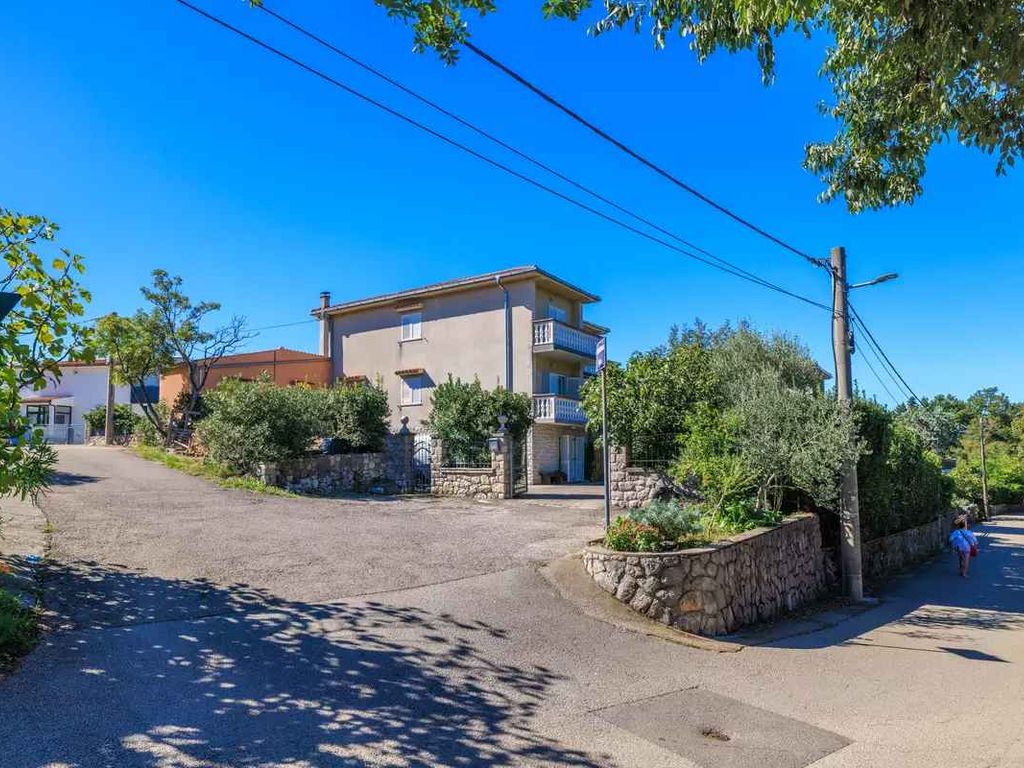 Ferienwohnung mit Terrasse und Parkplatz
